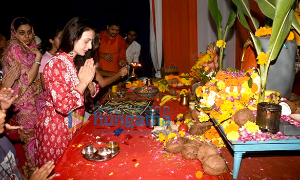 ameesha patel snapped performing ganesh aarti at shiv shankar ganesh mandir in juhu 2