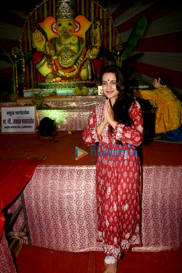 ameesha patel snapped performing ganesh aarti at shiv shankar ganesh mandir in juhu 6