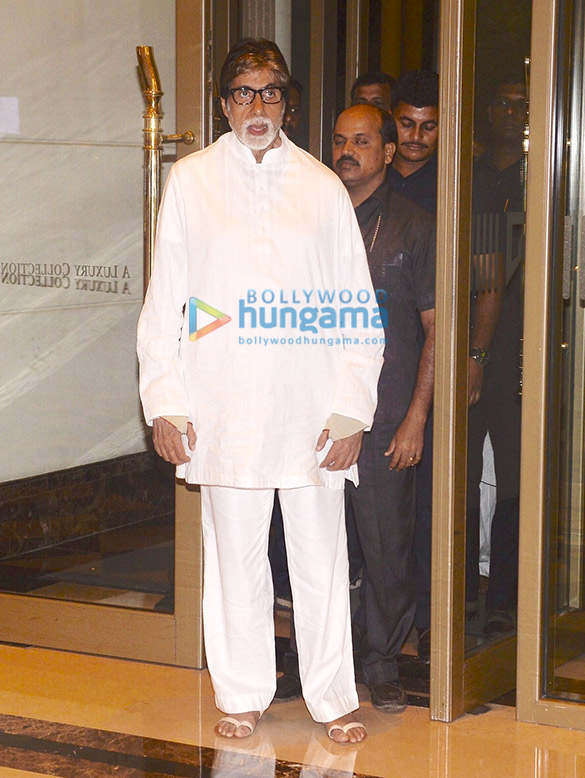 Amitabh Bachchan and Sharman Joshi snapped leaving for Lalbaugcha Raja darshan Amitabh Bachchan and Sharman Joshi snapped leaving for Lalbaugcha Raja darshan