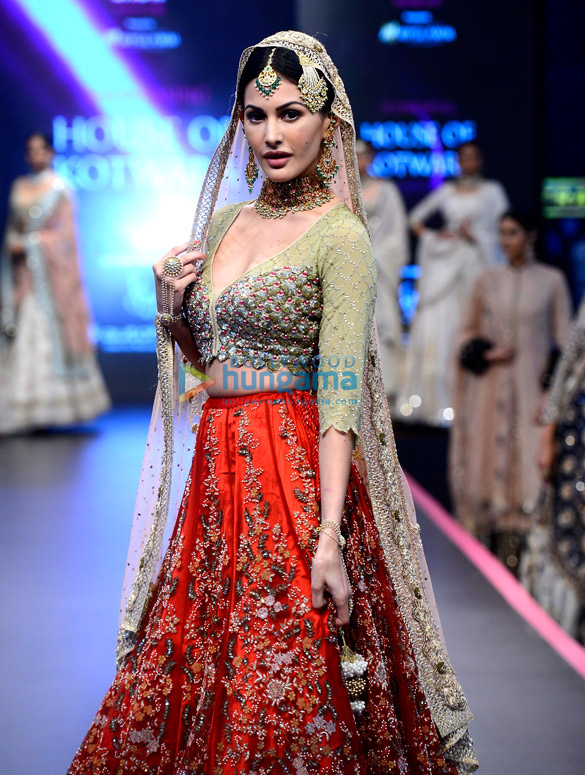 amyra dastur walks the ramp for pernias pop up show 2