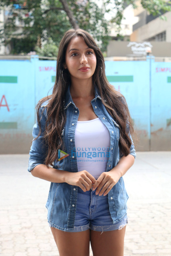 anil kapoor nora fatehi snapped at nm college festival 6
