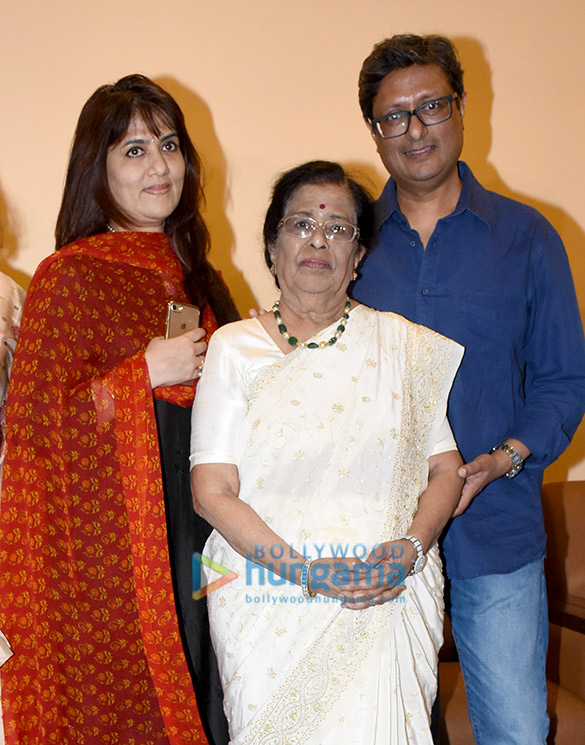 announcement of mothi tichi savli book on lata mangeshkars by meena kadikar mangeshkar 6