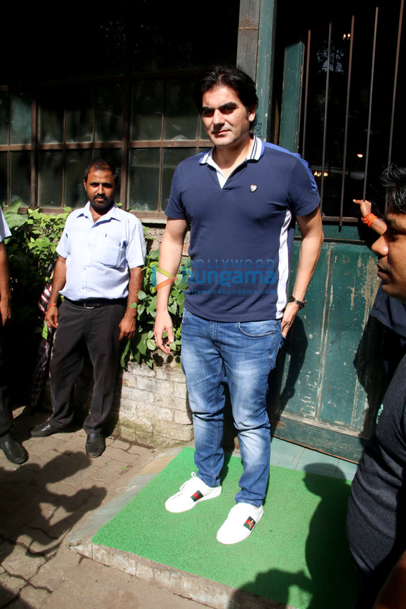 arbaaz khan snapped with his friend at pali village cafe in bandra 3