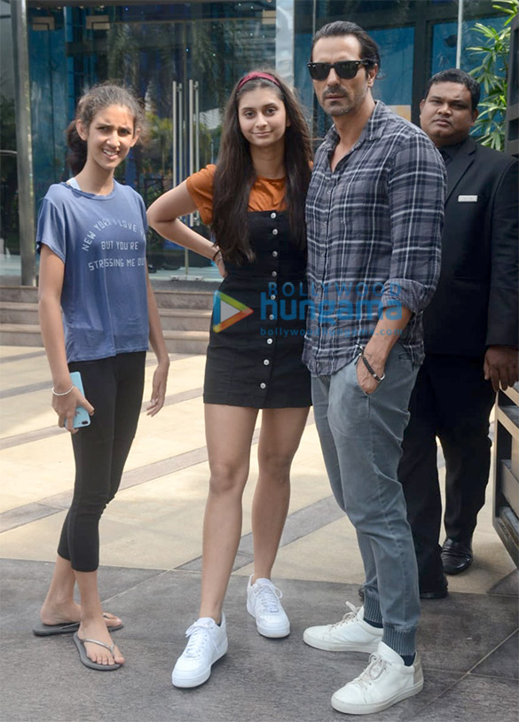 arjun rampal spotted with daughters at bkc 1