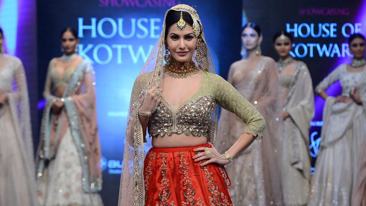 CHECK OUT: Amyra Dastur at the preview of Pernia Pop Up Show