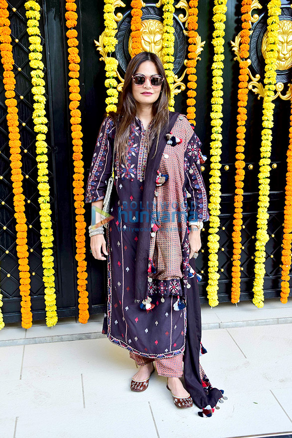 celebs grace the ganesha puja at ekta kapoors house 16