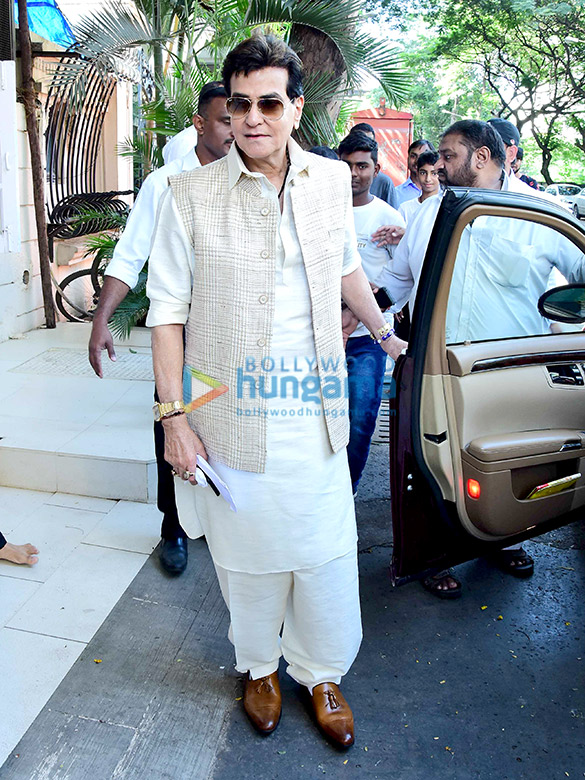 celebs grace the ganesha puja at ekta kapoors house 2