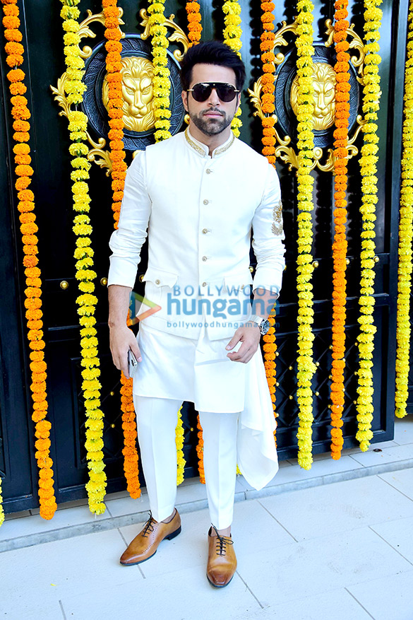 celebs grace the ganesha puja at ekta kapoors house 20