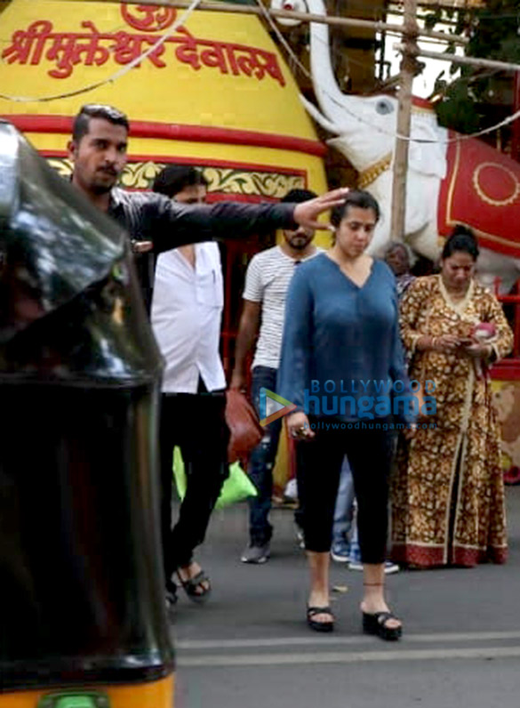 ekta kapoor snapped at shani temple in juhu 2
