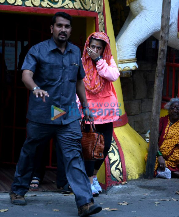 ekta kapoor snapped at shani temple in juhu 4 2