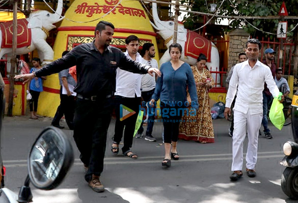 ekta kapoor snapped at shani temple in juhu 4