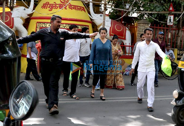 ekta kapoor snapped at shani temple in juhu 6