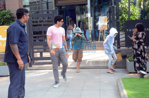 farhan akhtar snapped with kids at bkc 4