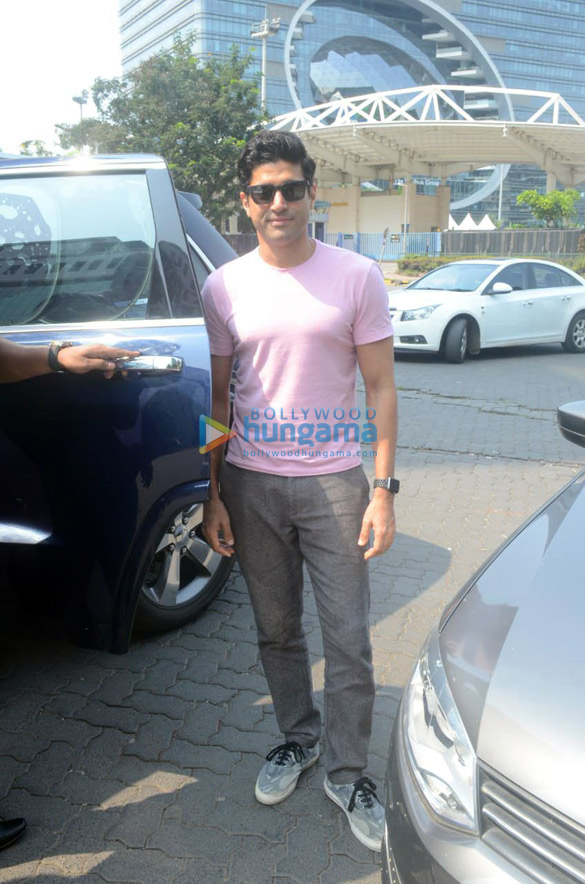 farhan akhtar snapped with kids at bkc 5