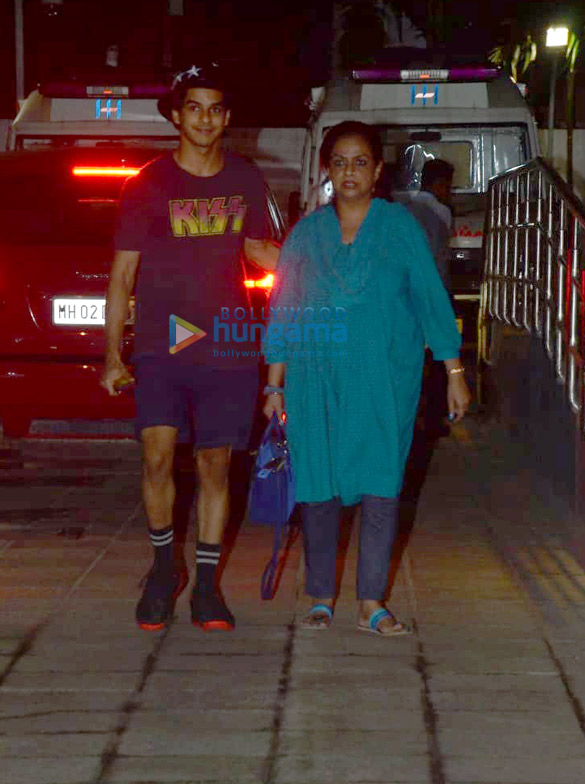 ishaan khatter snapped with his mom at hinduja hospital 1