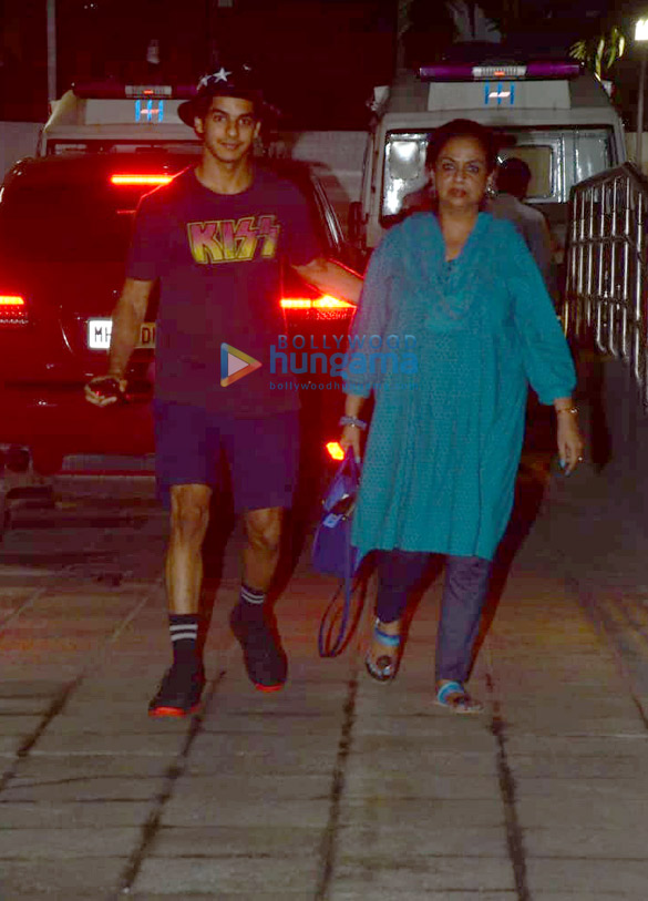 ishaan khatter snapped with his mom at hinduja hospital 2