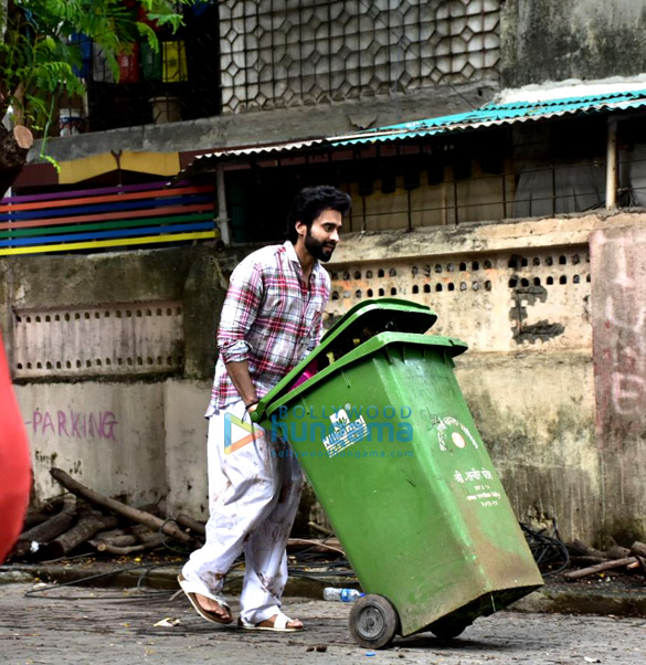 jackky bhagnani spotted in bandra for shooting a short film 5