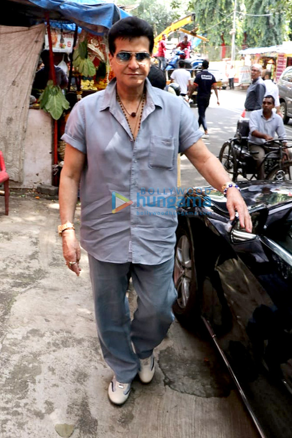 jeetendra snapped at shani temple in juhu 3