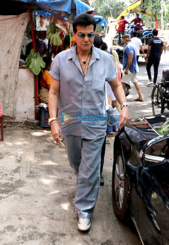 jeetendra snapped at shani temple in juhu 5