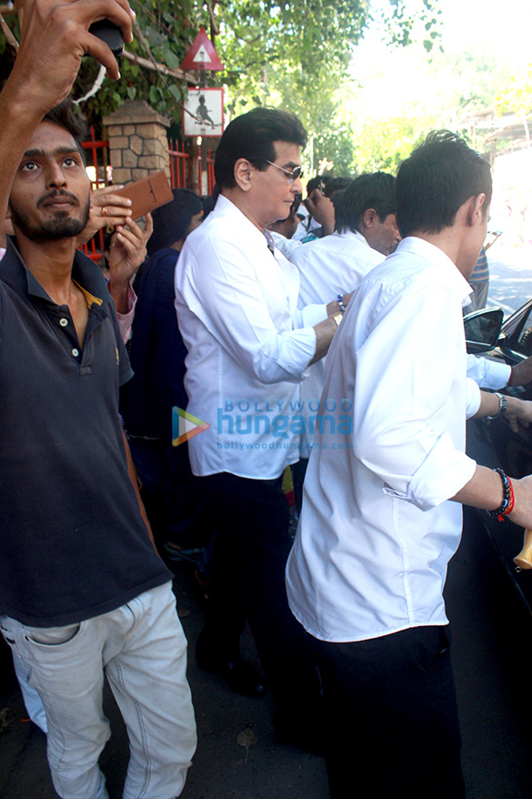 jitendra snapped at the shani mandir 4