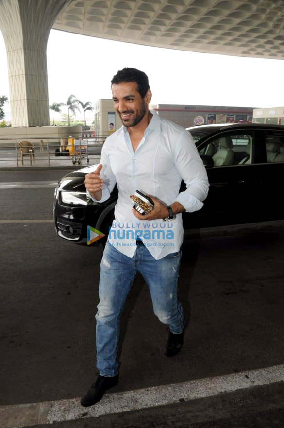 john abraham amitabh bachchan and others snapped at the airport 3