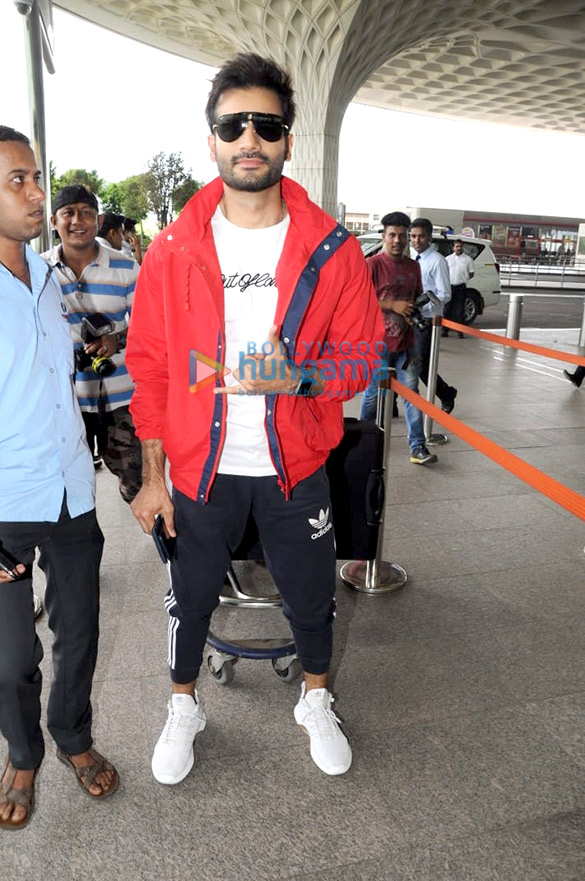 kajol abhishek bachchan shabana azmi and others snapped at the airport 5