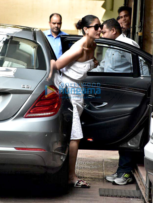 kareena kapoor khan snapped at karisma kapoors office in bandra 5