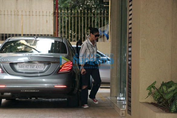 kareena kapoor khan spotted at karisma kapoors residence 2