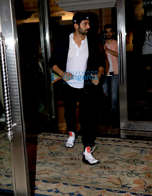 kartik aaryan snapped attending the mufti show at itc maratha 1