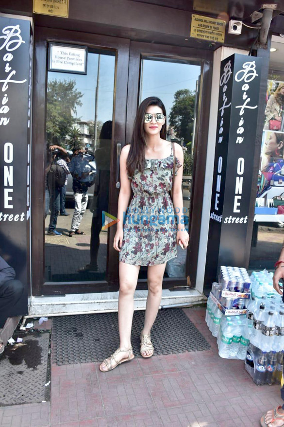 kriti sanon snapped in bandra 2 3