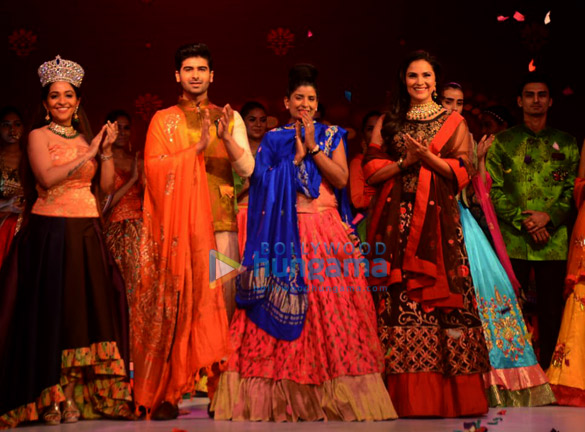 lara dutta walks the ramp for sasmiras enchante 2018 college fashion show 1