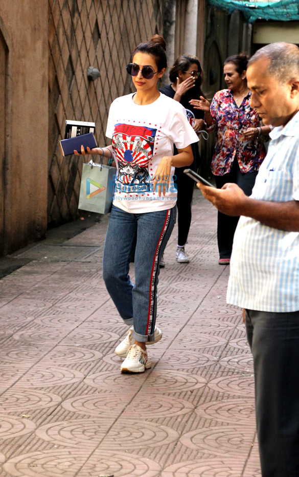 Malaika Arora and Amrita Arora spotted at their mother’s house Malaika Arora and Amrita Arora spotted at their mother’s house