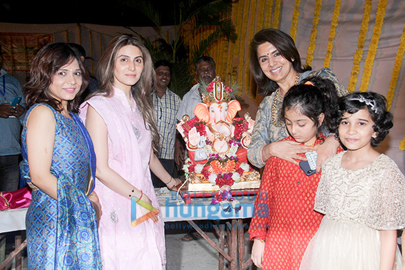 neetu singh with family spotted in bandra for ganpati visarjan 2