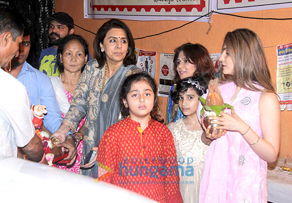 neetu singh with family spotted in bandra for ganpati visarjan 3