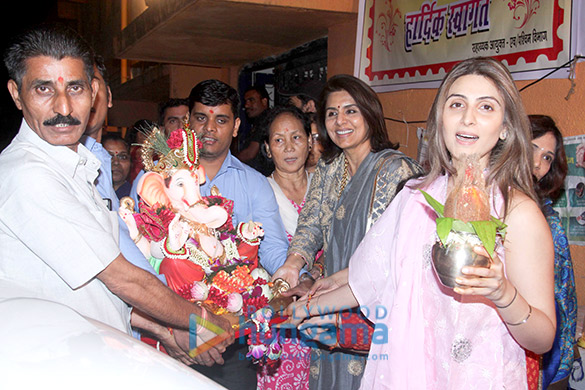 neetu singh with family spotted in bandra for ganpati visarjan 4