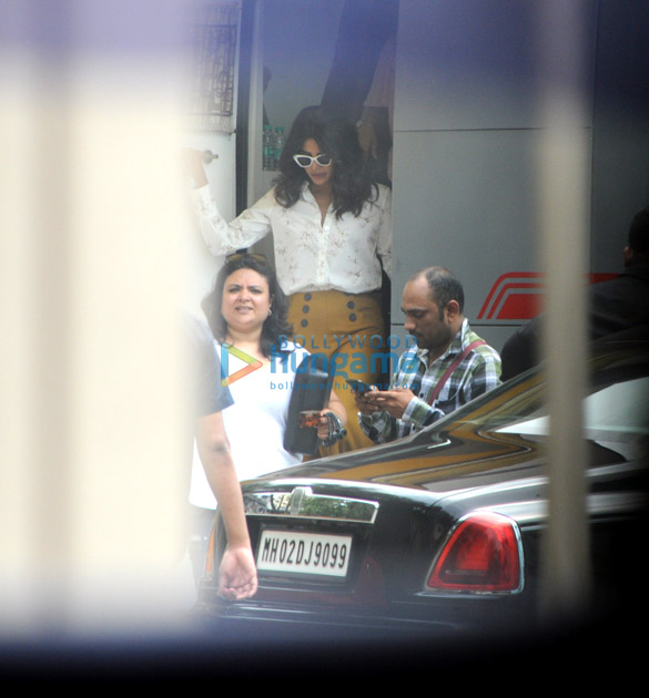 priyanka chopra snapped in andheri on location of a shoot 3