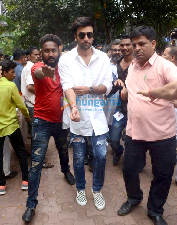 ranbir kapoor rishi kapoor randhir kapoor at the visarjan of r k studios ganesha idol 4 2