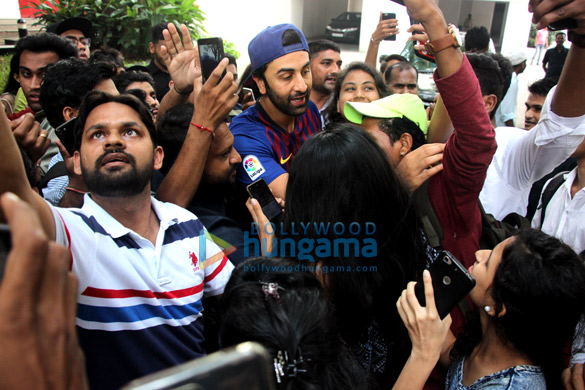 ranbir kapoor snapped with fans at his residence 5