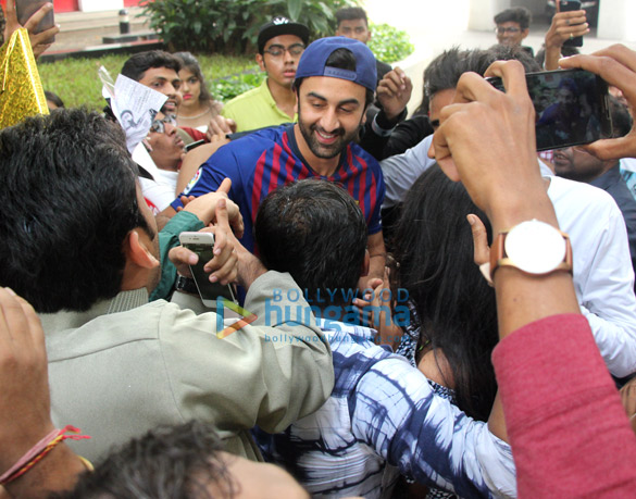 ranbir kapoor snapped with fans at his residence 6