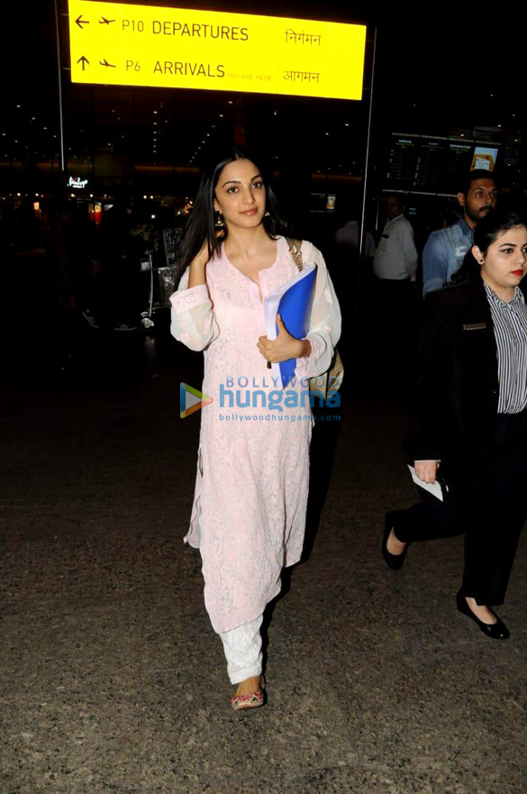 raveena tandon kriti kharbanda and others snapped at the airport 005