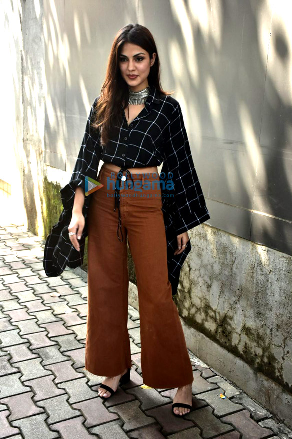 rhea chakraborty snapped outside the vishesh films office 5