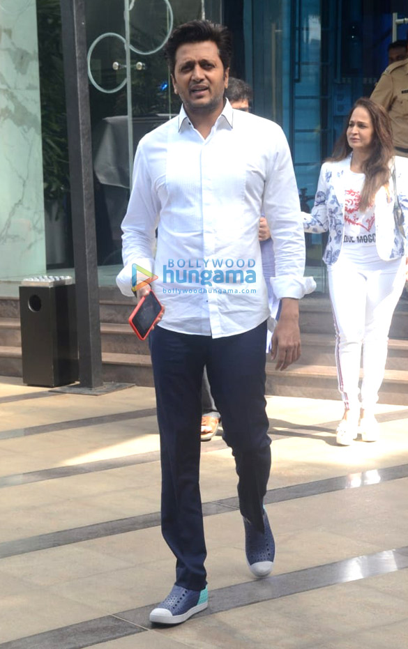 riteish deshmukh smita thackeray and her son snapped at bkc 5