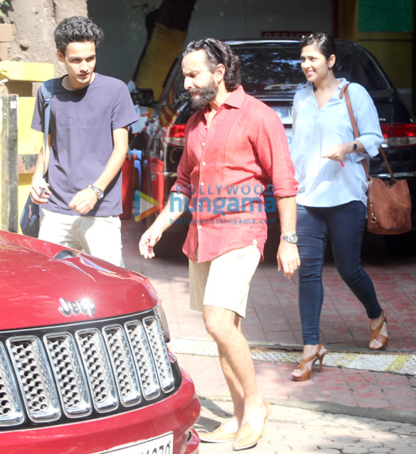 saif ali khan snapped in bandra 5 4