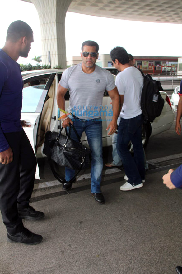 salman khan akhsay kumar twinkle khanna and others snapped at the airport 1