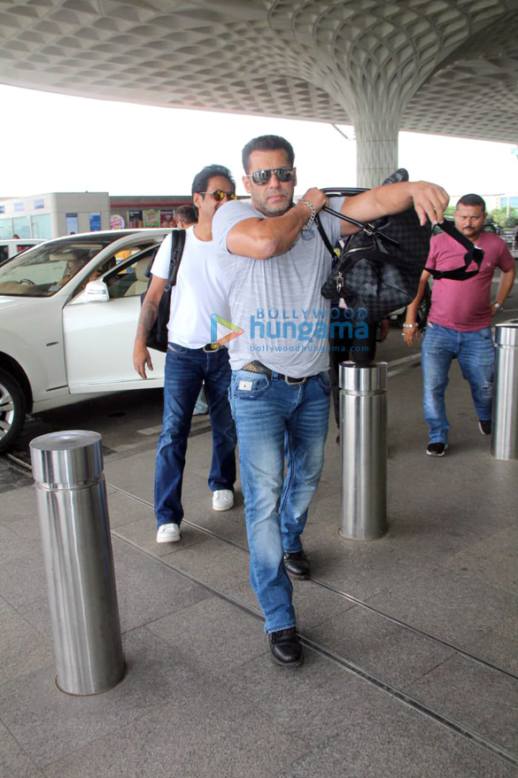 salman khan akhsay kumar twinkle khanna and others snapped at the airport 4