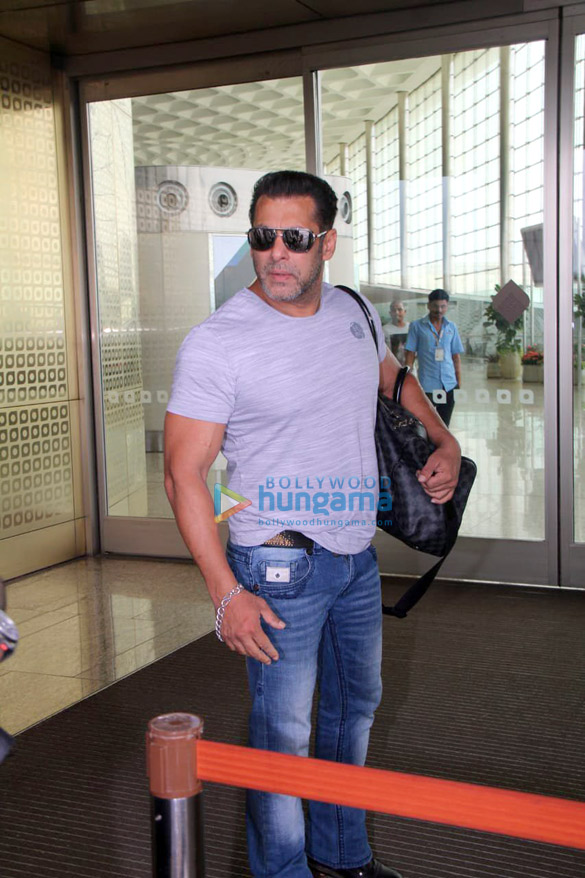 Salman Khan, Akshay Kumar, Twinkle Khanna and others snapped at the airport