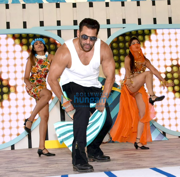 salman khan snapped at the launch of bigg boss 12 in goa 3