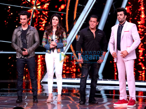 Salman Khan snapped while promoting ‘LoveYatri’ on the Indian Idol sets