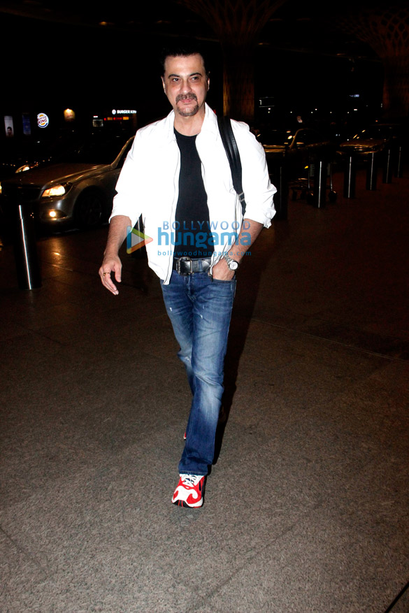 sanjay kapoor snapped at the airport 2