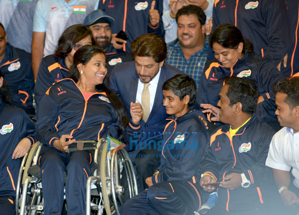 shah rukh khan snapped attending the para olympics in delhi 5